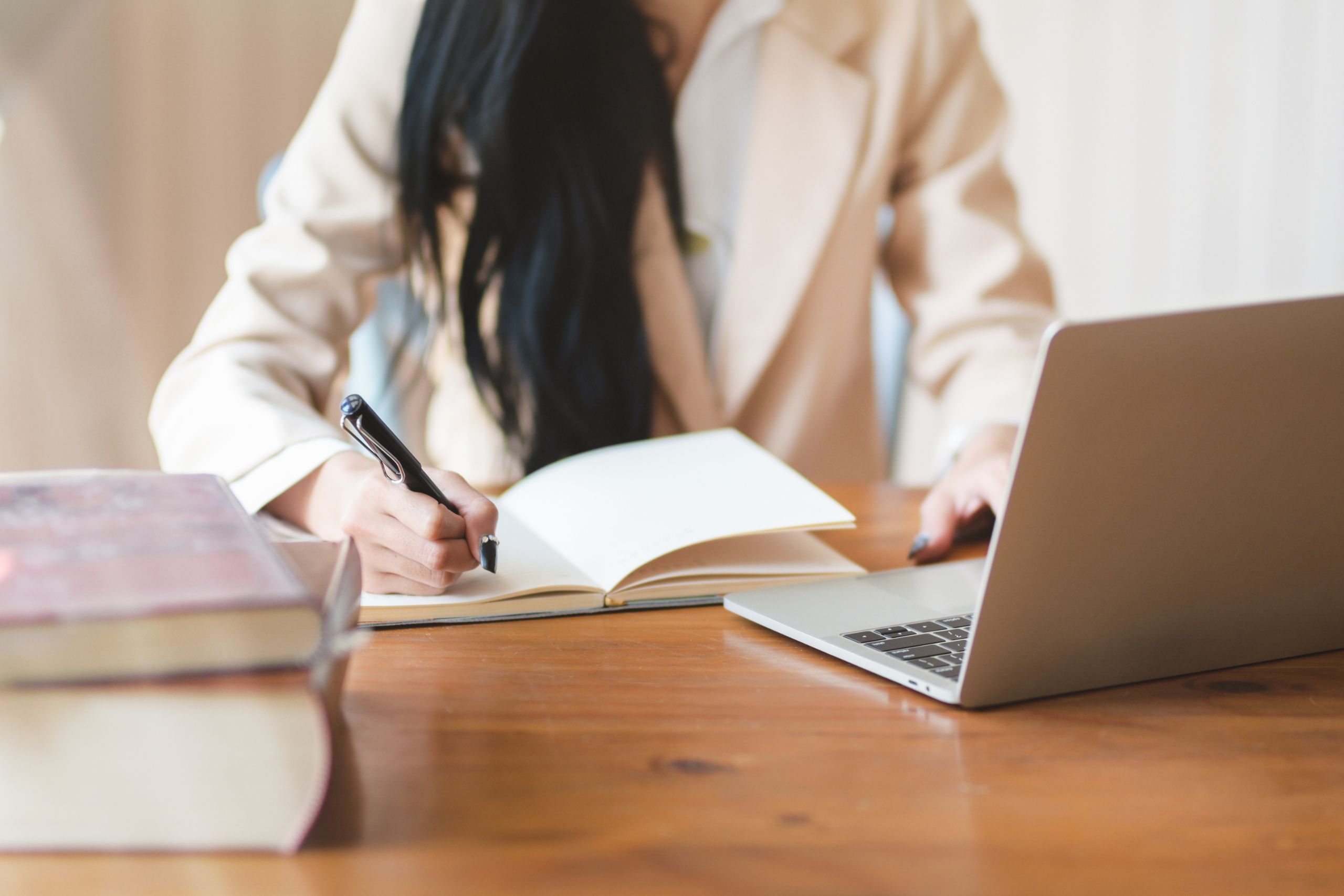 Personne qui fait un bilan de compétences à distance